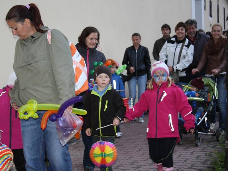 S lampiony se přidaly ke vzpomínce na osvobození i mladí obyvatelé Lišova s dětmi. Ty si užily i zábavné odpoledne s klaunem.