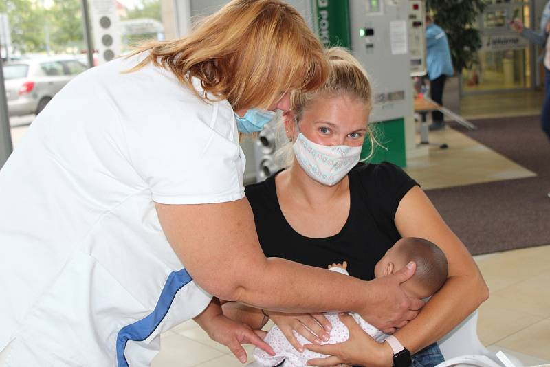 K Národnímu týdnu kojení si maminky mohly v terminále českobudějovické nemocnice prohlédnout pomůcky ke kojení, také si mohly vyzkoušet pomocí  panenky správnou techniku kojení.