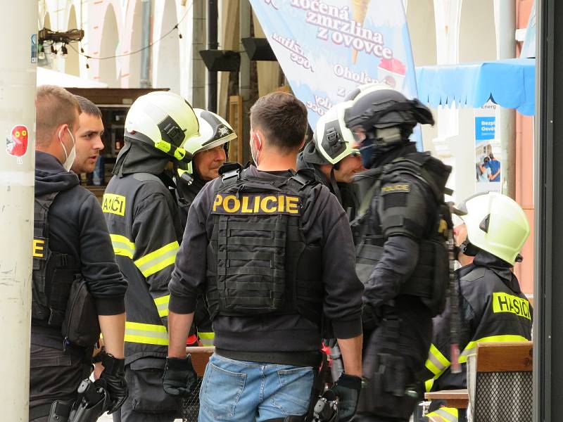 Všechny složky integrovaného záchranného systému zasahovali na náměstí Přemysla Otakara II., jedna žena byla zraněná, pachatel byl zatčen.