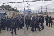 Policie zadržela 30 fanoušků fotbalu. Ničili vybavení vlaku.
