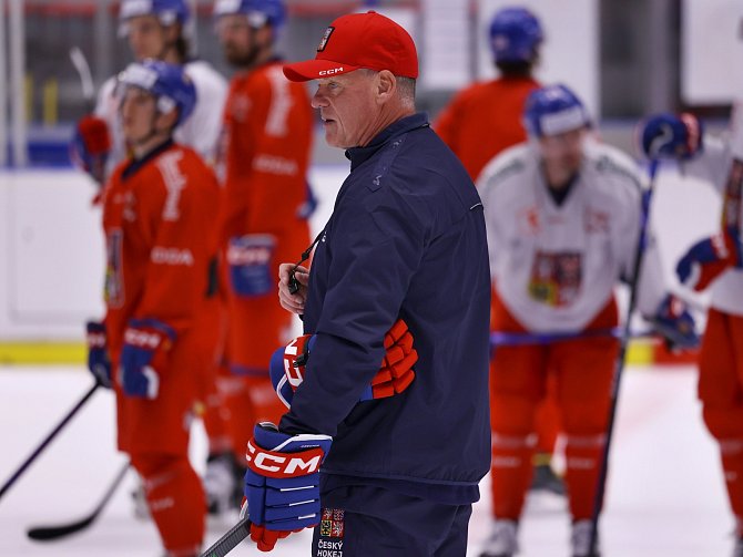 Radim Rulík vede trénink české hokejové reprezentace v Budvar aréně.