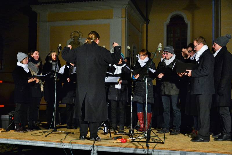 Advent v Týně nad Vltavou zahájili v neděli tradičně zvonkovým průvodem. Jeho účastníci pak rozsvítili na náměstí Míru vánoční strom.