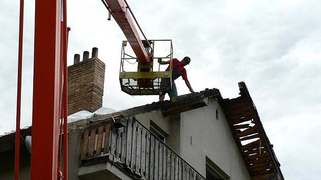 Opravy dvoupatrové bytovky, kterou poničil víkendový požár, začaly ve středu ve Střížově.