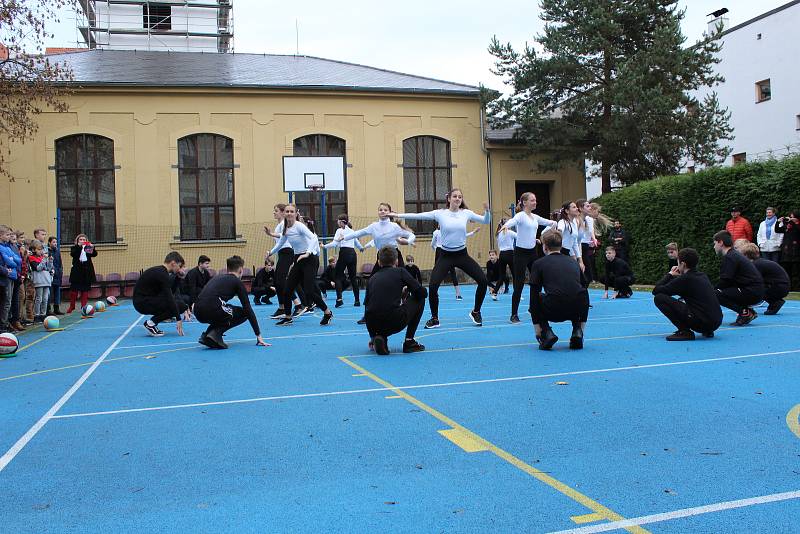 Studenti Gymnázia Česká nacvičili spartakiádní sestavu.