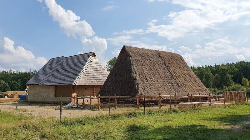 Takhle roste archeoskanzen Trocnov. Podívat se byla Marie Kadlecová.