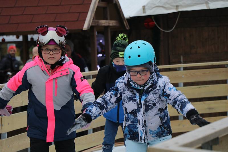 Vánoční trhy v Českých Budějovicích byly v pátek kvůli covidovým opatřením zatím naposledy.