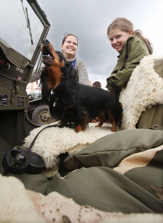 Kolona amerických vojenských vozidel z plzeňského Military Car Clubu.