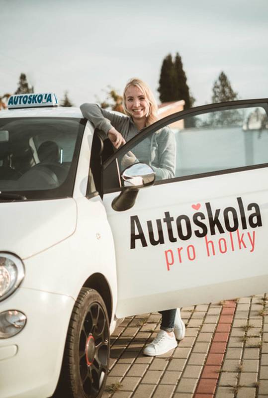 Přátelsky. Michaela Votrubová z Ledenic si přeje, aby její žačky vzpomínaly na autoškolu jen v dobrém.