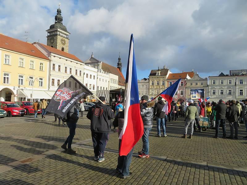 Demonstrace a pochodu za svobodu v Českých Budějovicích se zúčastnilo asi pět stovek lidí. Na průběh akce dohlížela policie.