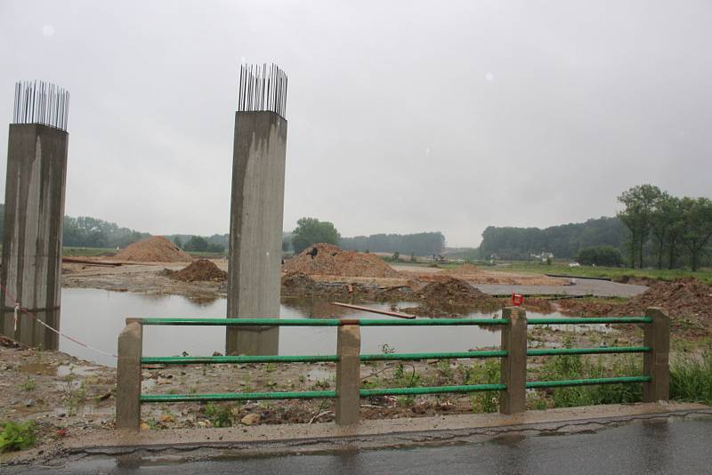 Vytrvalý déšť zalil vodou i piloty budoucího mostní estakády  u Malše v polích mezi Novými Hodějovicemi, Vidovem a Roudným.