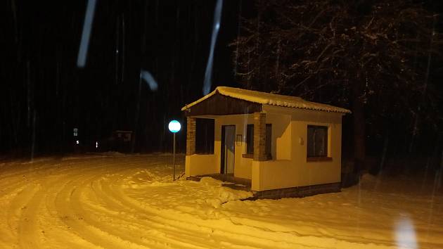 Mrtvý pár byl nalezen 30. listopadu večer před chatou u Lhoty nedaleko Vrcova u Borovan na Budějovicku. Muž zde měl zavraždit manželku a poté sebe