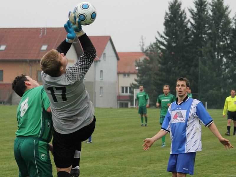 Fotbalové Chrášťany (v zeleném) doma smazaly dvoubrankové manko a s béčkem Rudolfova hrály smírně 3:3.