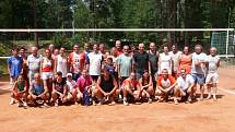 Účastníci volejbalového turnaje na Hlincové Hoře