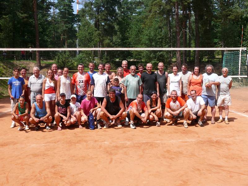 Účastníci volejbalového turnaje na Hlincové Hoře