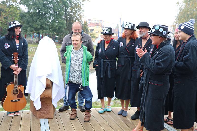 Sezona otužování na Malši zahájena. Spolek Promrzlé pyjavice spolu se svými příznivci zahájil sezonu u Malého jezu v Českých Budějovicích.