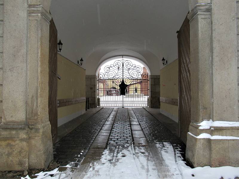 Čtvrtý díl krimiseriálu Místo zločinu České Budějovice nazvaný Únos se natáčel na Třeboňsku, v kulisách příběhu se objeví například třeboňský pivovar Regent, či rybníky Nový Vdovec a Ženich u Staré Hlíny. A Stádlecký most na Táborsku.