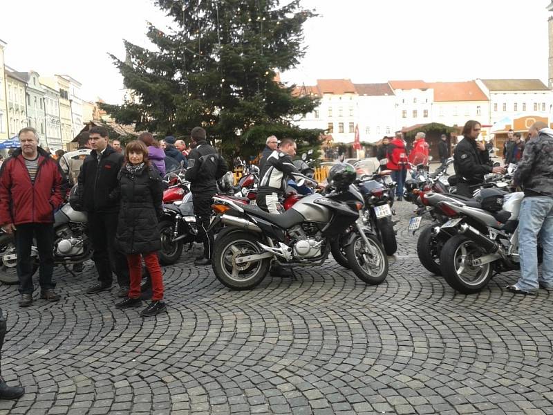 Vánoční motosraz na českobudějovickém náměstí.