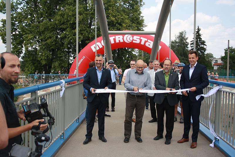 Nová lávka pro pěší a cyklisty spojila břehy Vltavy v Českých Budějovicích u TJ Meteor. Investorem bylo město. Slavnostního otevření se zúčastnili mimo jiné  (zleva v popředí) starosta Plané Tomáš Pintér, primátor Českých Budějovic Jiří Svoboda, náměstek 