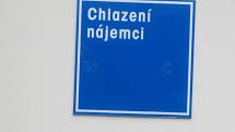 Vtipné cedule, nápisy i varování číhají na každém kroku. Tentokrát jsme narazili i na zajímavé SPZ vozů.