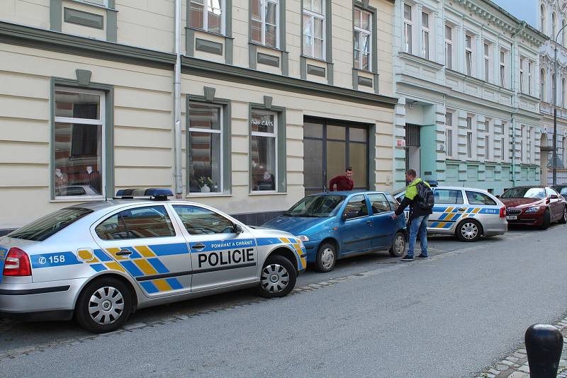 Během zásahu policie směřovala chodce na protější chodník.