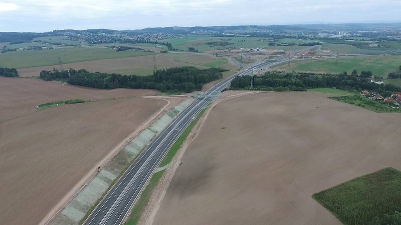 Nové vodorovné dopravní značení na kruhovém objezdu v českobudějovické Okružní ulici, které souvisí s novým úsekem D3, zmátlo v pondělí ráno řidiče. Stalo se tu hned několik dopravních nehod.