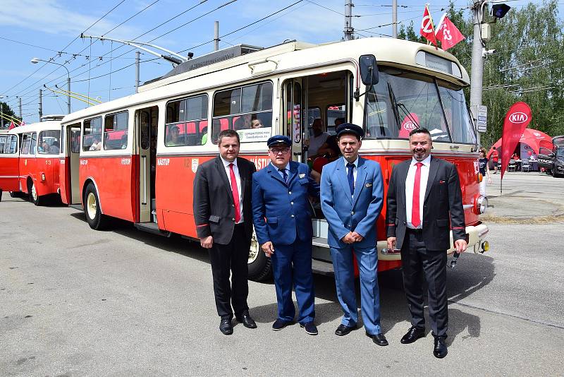 Dopravní podnik města České Budějovice otevřel brány návštěvníkům tuto sobotu. Městem projela spanilá jízda.