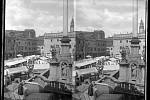 Snímek z archivu Muzea Fotoateliér Seidel. Český Krumlov, trhy na náměstí, před rokem 1905.