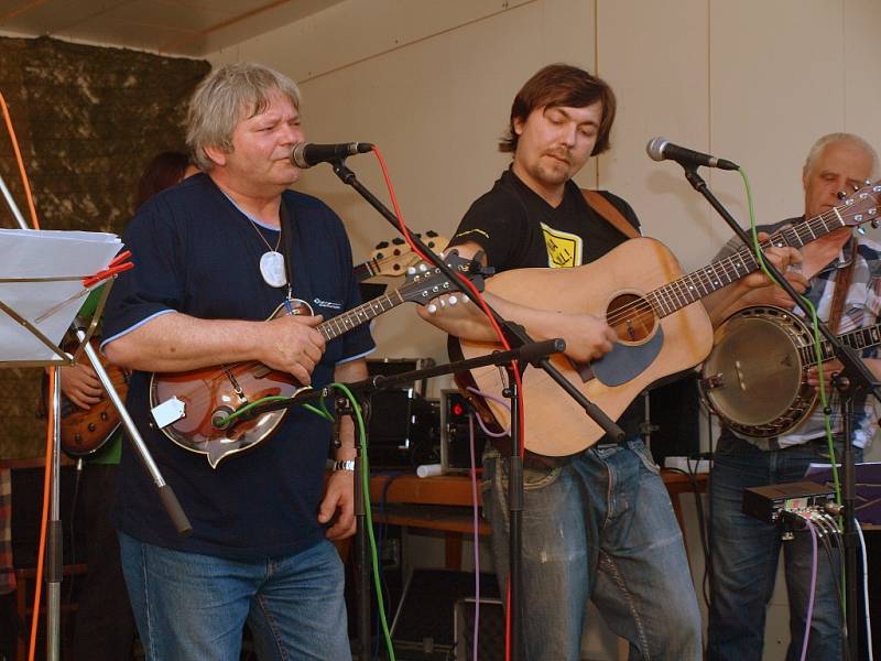 Jihočeská bluegrassová skupina Sem tam natočila po mnoha letech druhé album. Jmenuje se symbolicky Návrat. Snímek z festivalu Máj fest.