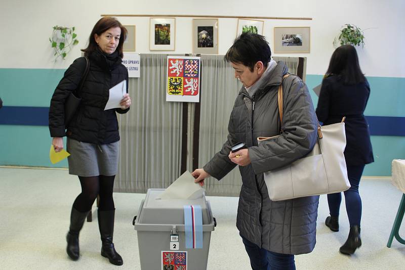 Na otevření volebních místností 1. a 2. českobudějovického okrsku na Gymnáziu Česká čekali voliči už 10 minut před 14. hodinou. Těch, kteří vložili hlas do urny hned zpočátku, bylo o dost více než v 1. kole.