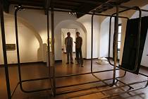 V prostorách galerie jistě zaujme návštěvníka jeden ze  zajímavých artefaktů expozice Socha 3. Jde o objekt železné konstrukce,  kterou její autor Pavel Hošek pracovním názvem pojmenoval Tramvaj.