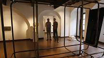 V prostorách galerie jistě zaujme návštěvníka jeden ze  zajímavých artefaktů expozice Socha 3. Jde o objekt železné konstrukce,  kterou její autor Pavel Hošek pracovním názvem pojmenoval Tramvaj.