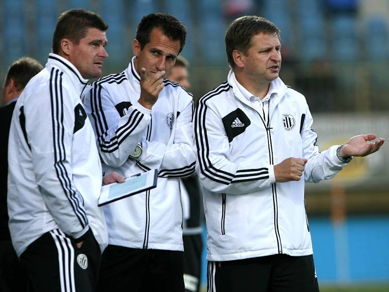 Trenér Dynama Miroslav Soukup spolu se svými asistenty Švantnerem a Vozábalem povede v pondělní dohrávce své svěřence proti Plzni. 