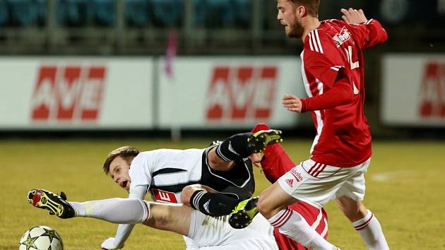 Fotbalisté Dynama to proti důrazné obraně Žižkova neměli snadné. Přesvědčil se o tom i Martin Hurka.