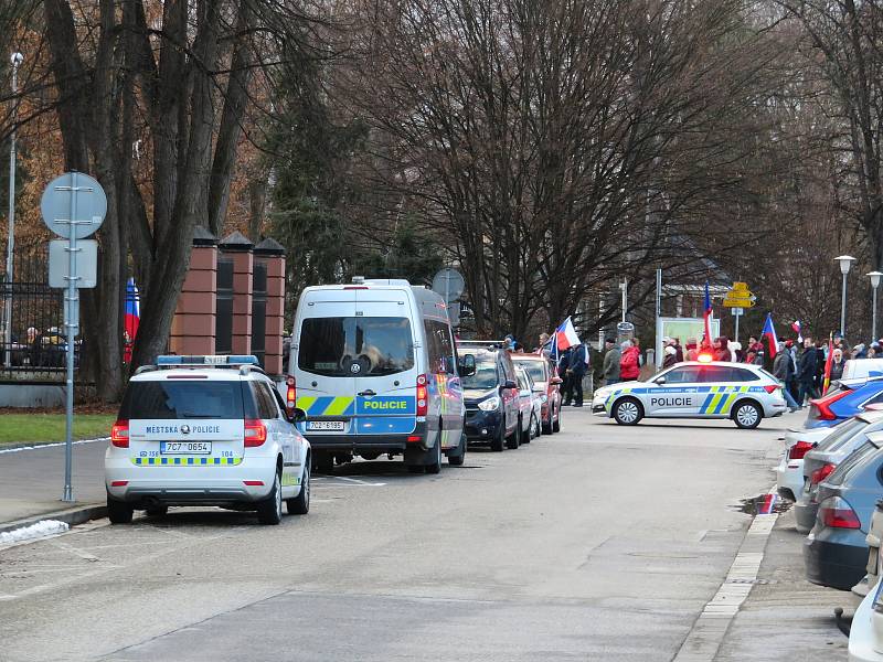 Demonstrace a pochodu za svobodu v Českých Budějovicích se zúčastnilo asi pět stovek lidí. Na průběh akce dohlížela policie.