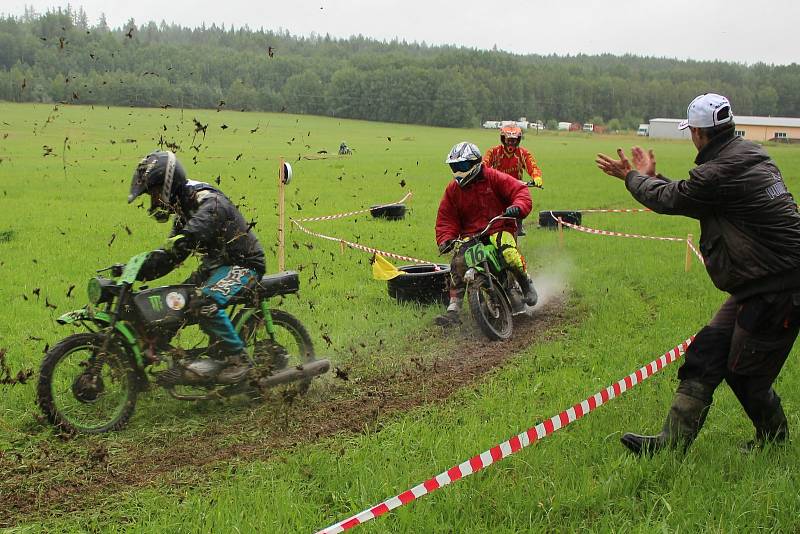 Fichtl cup Florida, terénní závod motocyklů Jawa 50 Pionýr, se jel u Hůrského rybníka u Adamova na Českobudějovicku.