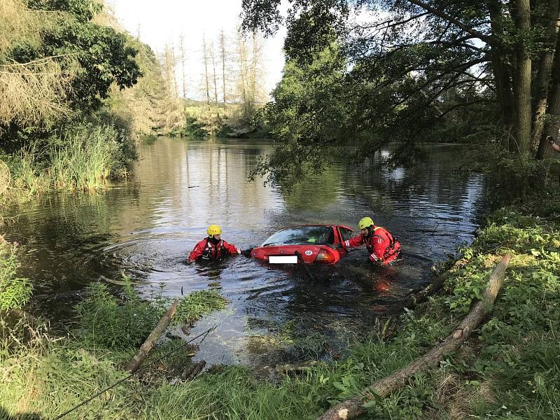 Hasiči z Milevska v srpnu 2022 vytáhli z vody havarované potopené auto.