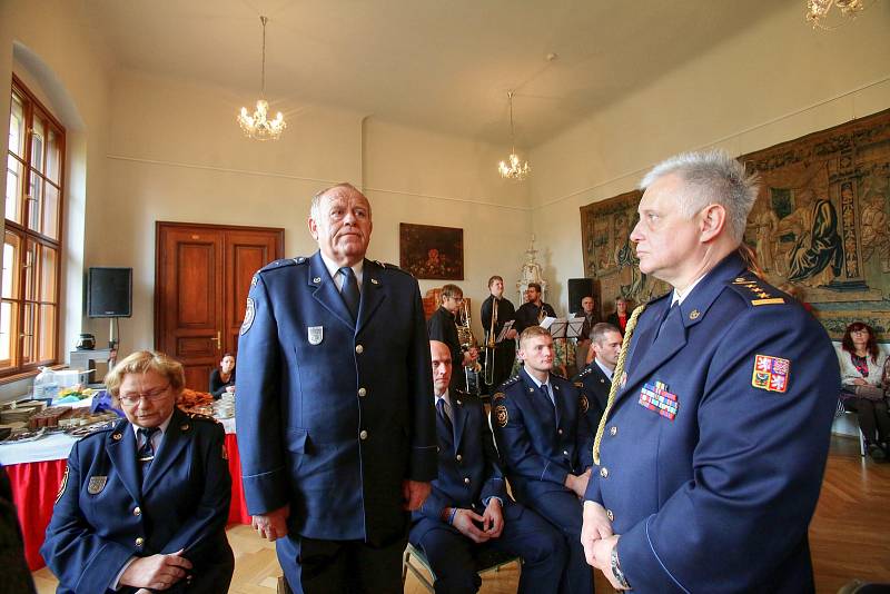 Hasičský záchranný sbor ČR udělil nejlepším jihočeským profesionálním hasičům služební medaile HZS ČR.