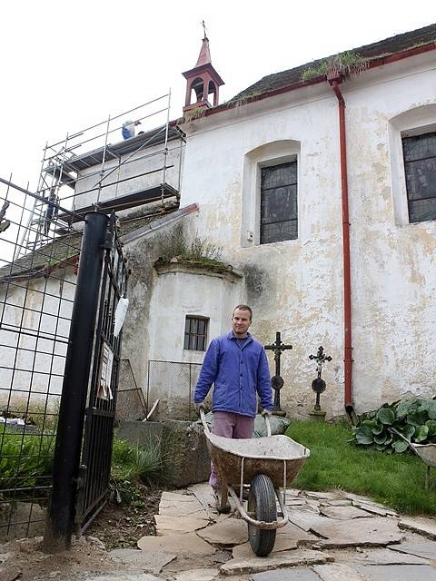 Oprava kostela ve Strýčicích.