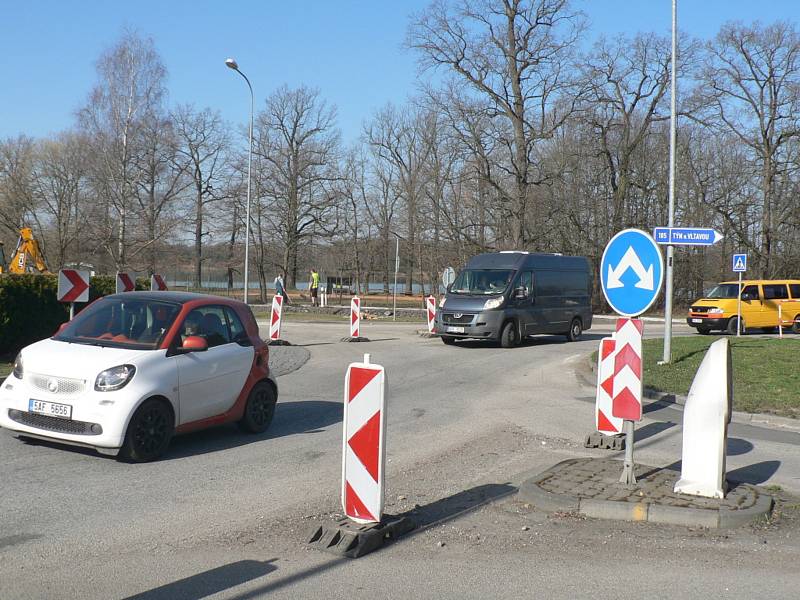 Na konci března začaly opravy kruhové křižovatky v Hluboké nad Vltavou. Průjezd na silnici z Českých Budějovic do Týna nad Vltavou řídí semafory.