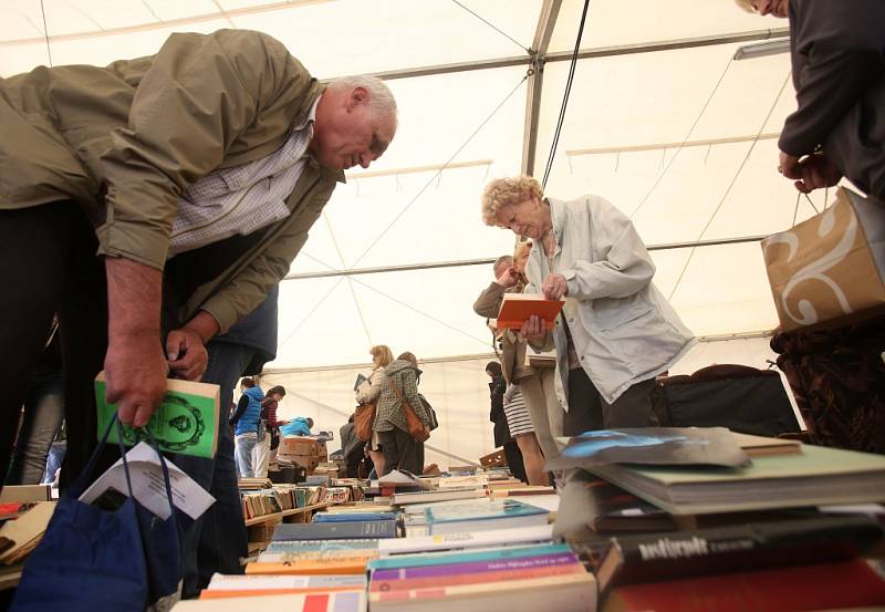 V Českých Budějovicích začal festival Literatura žije. Ve stanu na náměstí s čítárnou a literární kavárnou si lidé mohou do pátku zdarma vybrat některou ze 7000 knih.