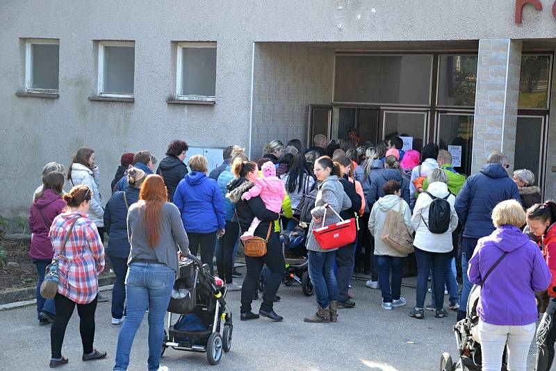 V sobotu se v Nových Hradech uskutečnil 6. ročník burzy dětského oblečení.