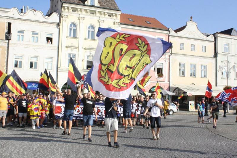 Slavnostní pochod českobudějovických hokejových fanoušků městem na první domácí utkání Motoru České Budějovice.