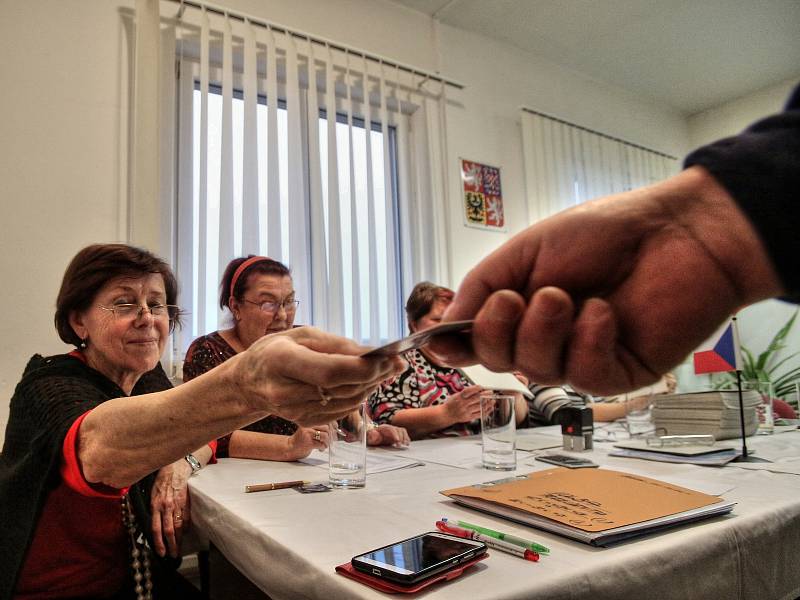 V pátek v půl čtvrté měla v Nové Vsi na Českobudějovicku odvoleno stovka voličů.