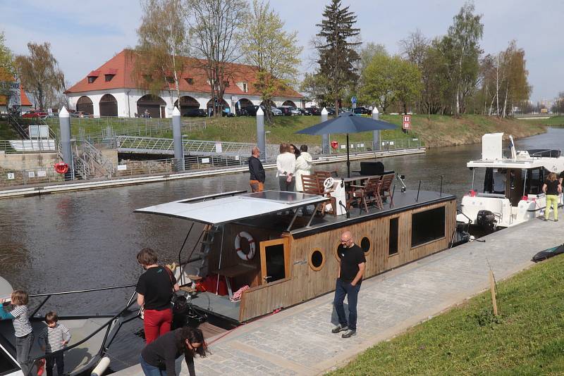 Nový přístav na Vltavě u budějovického Dlouhého mostu byl slavnostně otevřen. Vývaziště je určeno pro menší lodě, kterých by zde mohlo kotvit až dvacet, v závislosti na velikosti.