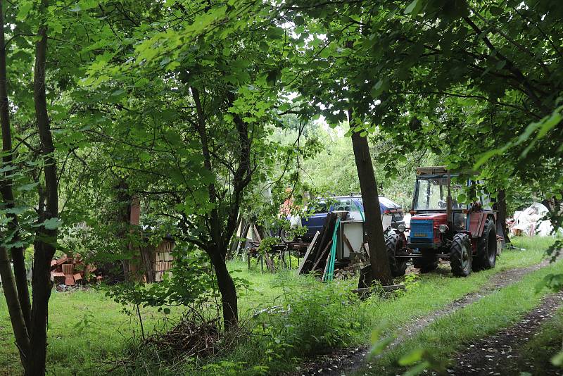 Vymlácený areál skleníků s tunami odpadků, šrot, vraky. I to jsou Budějovice.