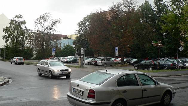 Místo přízemního prostoru pro parkování (na snímku) vznikne do konce roku 2014 nedaleko věznice v Českých Budějovicích parkovací dům s osmi podlažími pro auta.