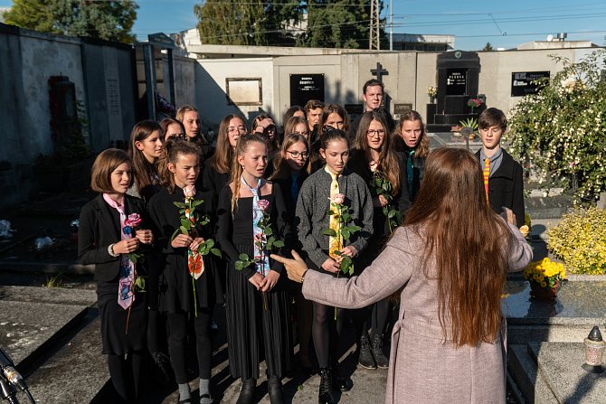 Pietní akt Gymnázia Česká. Studenti renovovali hrobku někdejšího ředitele