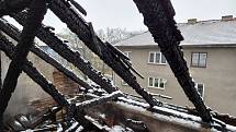 Požár zničil v neděli 9. ledna 2022 střechu rodinného domu v českobudějovické Čéčově ulici a poničil i sousední střechy.
