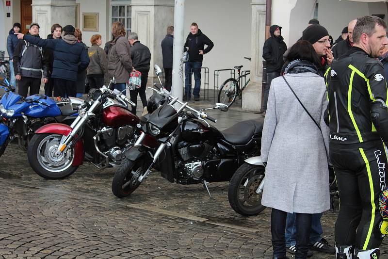 Sraz motorkářů na budějovickém náměstí Přemysla Otakara II. na Štědrý den v poledne.