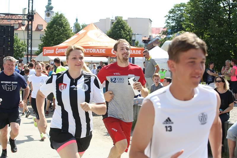 Běh jihočeských nadějí přivedl v neděli na Sokolský ostrov sportovce.